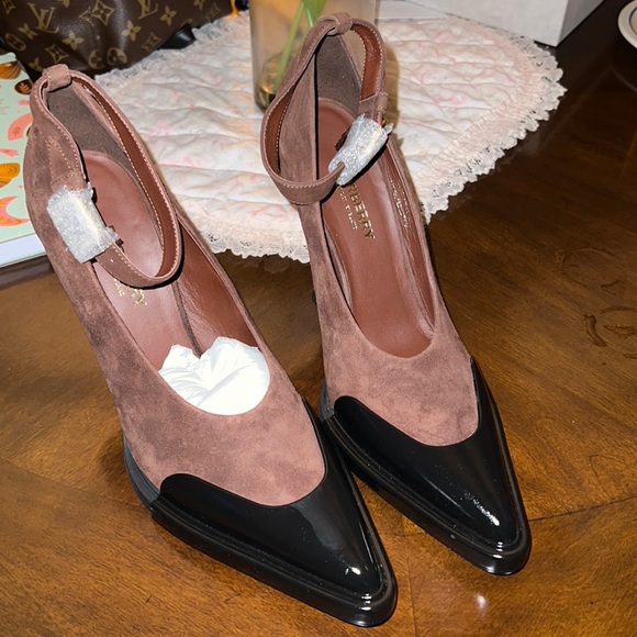 Burberry heels in a brown suede leather - Picture 1 of 4